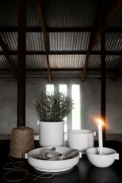 Ernst Flower Pot With Handle, D19,5 H15, White Sand 7 Ernst Flower Pot With Handle, D19,5 H15, White Sand -Sunny Garden Shop ernst flower pot with handle d195 h225 white sand 6